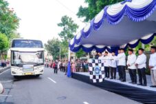 Pemberangkatan jamaah haji kloter 61 dan 62 di depan Pendopo Lokatantra Lamongan, Senin (19/5/2025). (Foto: Sapari/tagarjatim.id)
