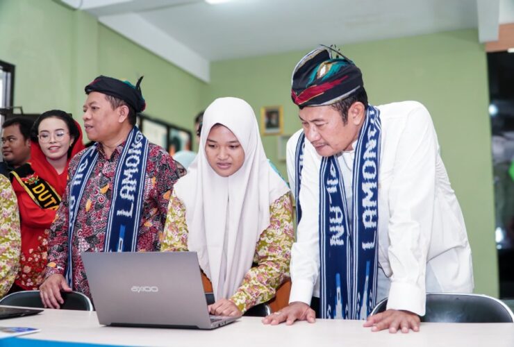 siswa mengunakan digital system pembelajaran STEAM, Bupati lamongan melihat pembelajaran STEAM(istimewa)