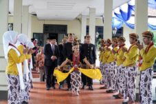 Bupati Lamongan dan Wakil Bupati Lamongan saat prosesi peringatan Hari Jadi Lamongan ke-456 (istimewa)