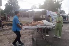 Korban di evakuasi dan sepeda motor korban di amankan polisi