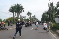 Polisi bubarkan konvoi di jalan raya pantura lamongan polisi amankan puluhan pemuda (sapari/tagarjatim.id)