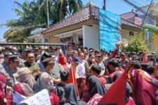 Puluhan mahasiswa Ikatan Mahasiswa Muhammadiyah (IMM) Lamongan saat ditemui oleh anggota dewan dalam demonstrasi di depan gedung DPRD Lamongan, Minggu (31/8/2025). (Sapari/ Tagarjatim.id)