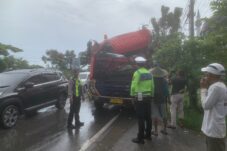 Truk Tangki Tabrak Bus di Pantura Lamongan