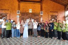 Perwakilan Kemenkes RI, dr. Leon Muhammad (tengah), berdialog dengan pengelola Yayasan Berkas Bersinar Abadi, Ipda Purnomo (kiri), selama kunjungan kerja di Lamongan, Kamis (2/10/2025). (Dok. Istimewa)