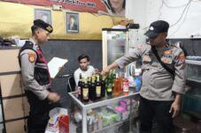 Polres Lamongan Gerebek 5 Cafe dan Amankan Puluhan Botol Miras 6 20beb7f9 f62d 4563 83b1 29e3d495822d