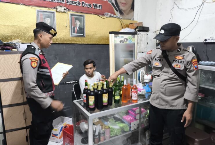 Polres Lamongan Gerebek 5 Cafe dan Amankan Puluhan Botol Miras 5 20beb7f9 f62d 4563 83b1 29e3d495822d