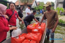 Banjir Belum Surut, Relawan Bawa 700 Paket dan Obat-obatan untuk Korban Banjir