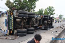 Diduga Sopir Mengantuk, Truk Tangki Tabrak Dump Truk di Lamongan