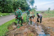 TNI dan Warga Ngimbang Bersihkan Irigasi, Cegah Banjir dan Jaga Produktivitas Sawah