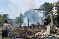 Diduga Konsleting Listrik Rumah Kayu Hangus Terbakar
