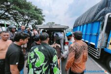 Hendak Mendahului, Wanita di Lamongan Jatuh Terlindas Tronton
