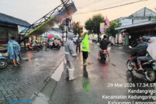 Papan Iklan Roboh di Kedungpring, Polisi Bersama Warga Lakukan Evakuasi