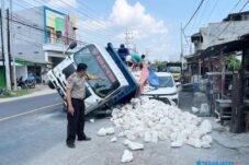 Dump Truck Alami Patah As di Lamongan, Diduga Kelebihan Muatan