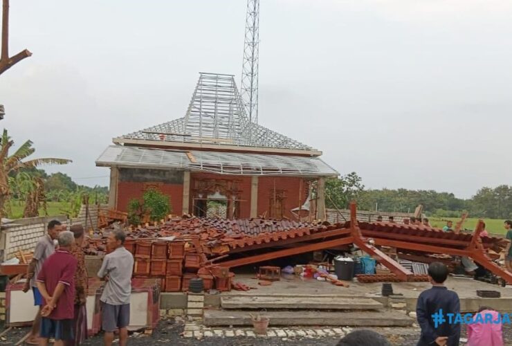 Angin Puting Beliung Robohkan Rumah Warga di Sugio Lamongan