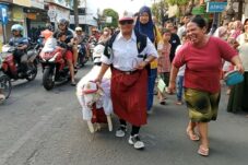 Unik, Ratusan Kambing dan Domba Kurban Berseragam SD Diarak Keliling Kota Sebelum Disembelih
